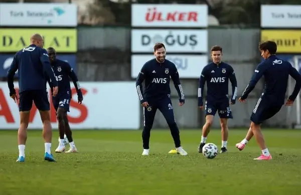 Mesut Özil ve Nazım Sangare takımla çalıştı Mesut Özil ve Nazım Sangare takımla çalıştı