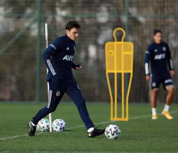 Mesut Özil ve Nazım Sangare takımla çalıştı Mesut Özil ve Nazım Sangare takımla çalıştı