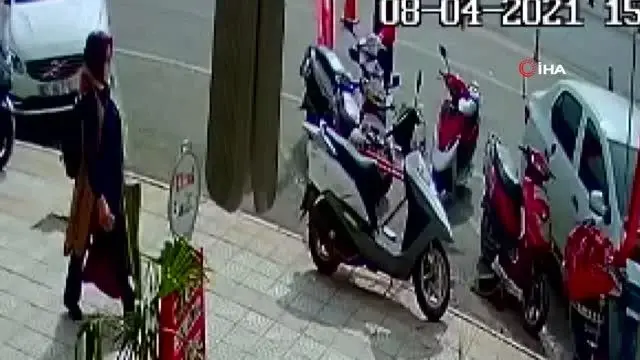 Gaz kolu takılı kalan motor otomobile böyle çarptı