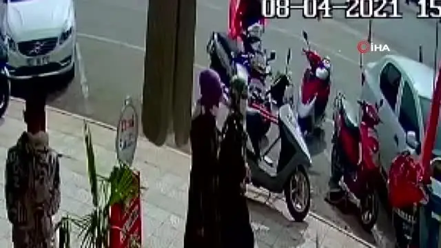 Gaz kolu takılı kalan motor otomobile böyle çarptı
