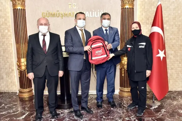 Gümüşhane'de okul müdürlerine afet ve acil durum çantası verildi Gümüşhane'de okul müdürlerine afet ve acil durum çantası verildi