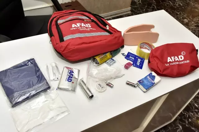 Gümüşhane'de okul müdürlerine afet ve acil durum çantası verildi Gümüşhane'de okul müdürlerine afet ve acil durum çantası verildi