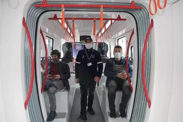 Güvenlik görevlisi, duraktaki yolcuya kalp masajı yaptı; o anlar kamerada Güvenlik görevlisi, duraktaki yolcuya kalp masajı yaptı; o anlar kamerada