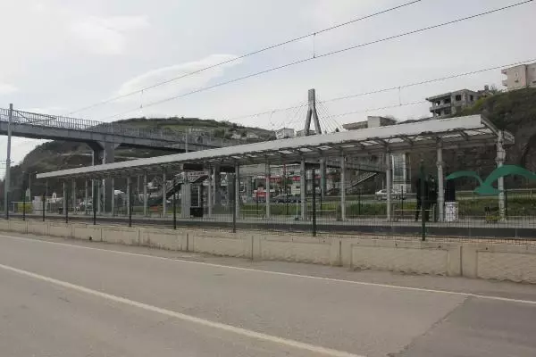Güvenlik görevlisi, duraktaki yolcuya kalp masajı yaptı; o anlar kamerada Güvenlik görevlisi, duraktaki yolcuya kalp masajı yaptı; o anlar kamerada