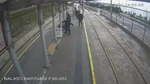 Güvenlik görevlisi, duraktaki yolcuya kalp masajı yaptı; o anlar kamerada Güvenlik görevlisi, duraktaki yolcuya kalp masajı yaptı; o anlar kamerada