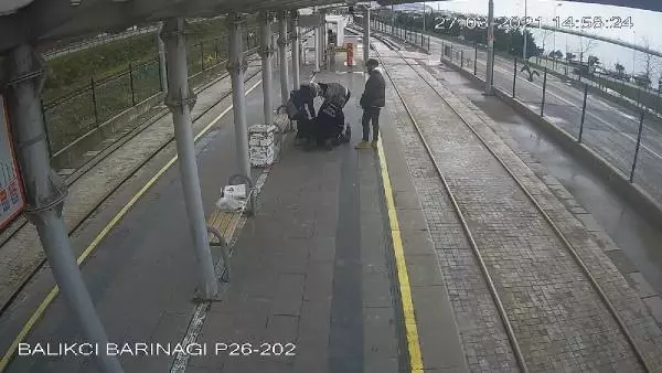 Güvenlik görevlisi, duraktaki yolcuya kalp masajı yaptı; o anlar kamerada Güvenlik görevlisi, duraktaki yolcuya kalp masajı yaptı; o anlar kamerada
