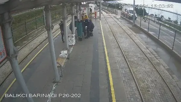 Güvenlik görevlisi, duraktaki yolcuya kalp masajı yaptı; o anlar kamerada Güvenlik görevlisi, duraktaki yolcuya kalp masajı yaptı; o anlar kamerada