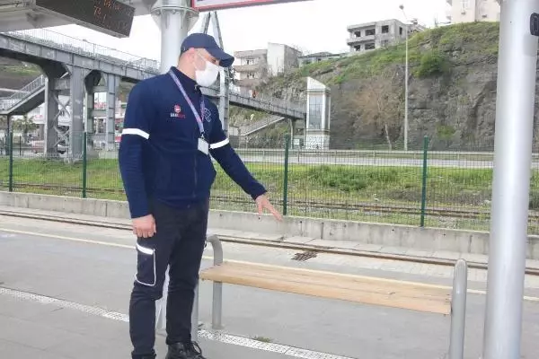Güvenlik görevlisi, duraktaki yolcuya kalp masajı yaptı; o anlar kamerada Güvenlik görevlisi, duraktaki yolcuya kalp masajı yaptı; o anlar kamerada