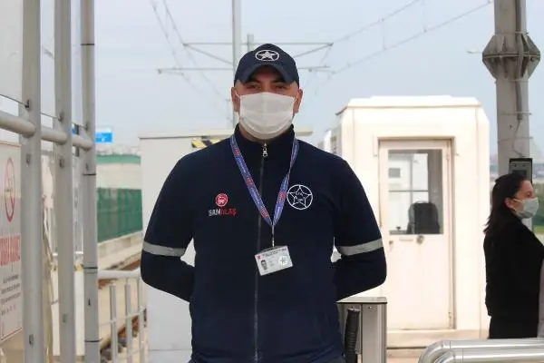 Güvenlik görevlisi, duraktaki yolcuya kalp masajı yaptı; o anlar kamerada Güvenlik görevlisi, duraktaki yolcuya kalp masajı yaptı; o anlar kamerada