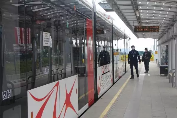 Güvenlik görevlisi, duraktaki yolcuya kalp masajı yaptı; o anlar kamerada Güvenlik görevlisi, duraktaki yolcuya kalp masajı yaptı; o anlar kamerada