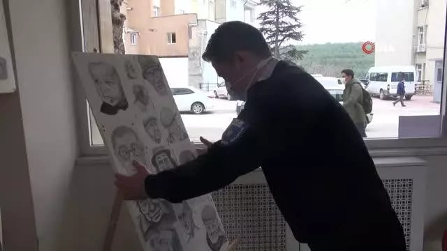 Güvenlik görevlisi karakalem sergisinde şehitlerimizi unutmadı Güvenlik görevlisi karakalem sergisinde şehitlerimizi unutmadı