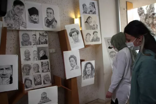 Güvenlik görevlisi karakalem sergisinde şehitlerimizi unutmadı Güvenlik görevlisi karakalem sergisinde şehitlerimizi unutmadı