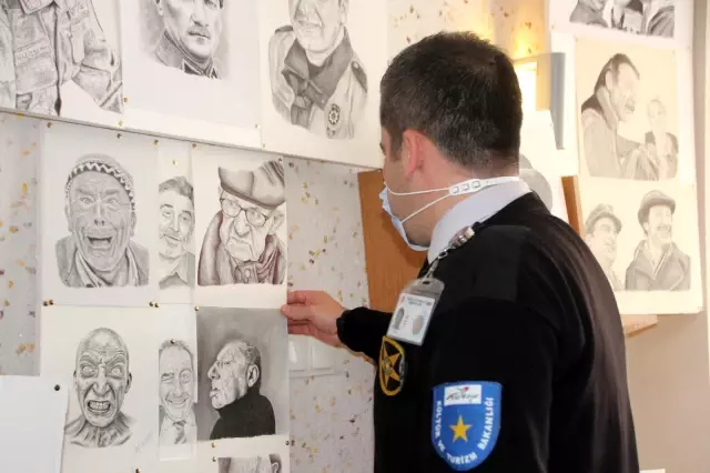 Güvenlik görevlisi karakalem sergisinde şehitlerimizi unutmadı Güvenlik görevlisi karakalem sergisinde şehitlerimizi unutmadı