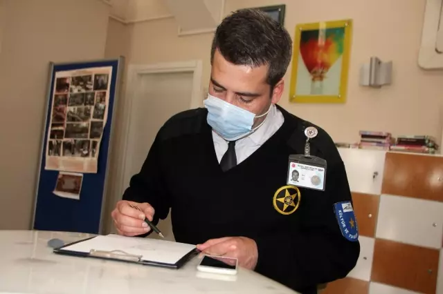 Güvenlik görevlisi karakalem sergisinde şehitlerimizi unutmadı Güvenlik görevlisi karakalem sergisinde şehitlerimizi unutmadı