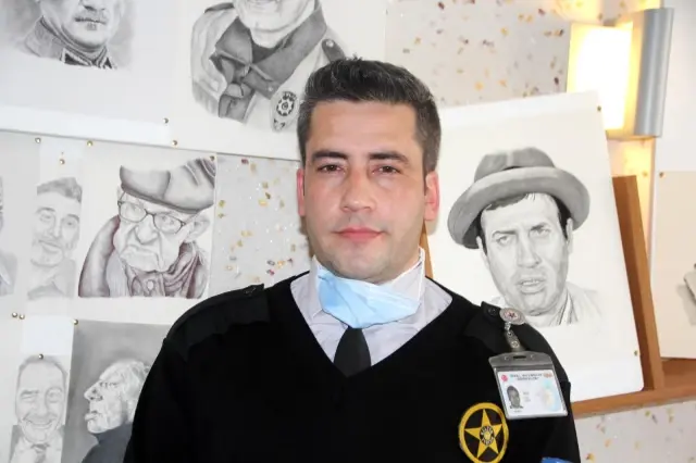 Güvenlik görevlisi karakalem sergisinde şehitlerimizi unutmadı Güvenlik görevlisi karakalem sergisinde şehitlerimizi unutmadı