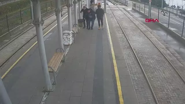 Güvenlik görevlisi, duraktaki yolcuya kalp masajı yaptı; o anlar kamerada Güvenlik görevlisi, duraktaki yolcuya kalp masajı yaptı; o anlar kamerada