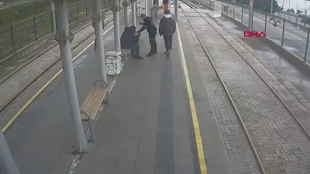 Güvenlik görevlisi, duraktaki yolcuya kalp masajı yaptı; o anlar kamerada Güvenlik görevlisi, duraktaki yolcuya kalp masajı yaptı; o anlar kamerada