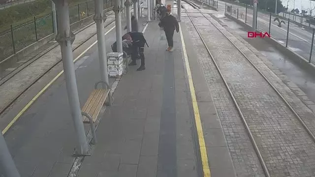 Güvenlik görevlisi, duraktaki yolcuya kalp masajı yaptı; o anlar kamerada Güvenlik görevlisi, duraktaki yolcuya kalp masajı yaptı; o anlar kamerada
