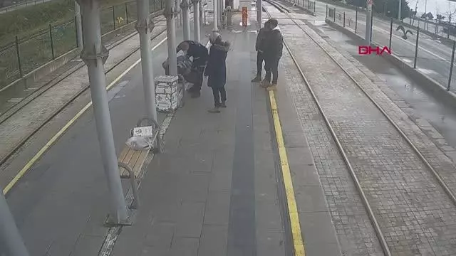 Güvenlik görevlisi, duraktaki yolcuya kalp masajı yaptı; o anlar kamerada Güvenlik görevlisi, duraktaki yolcuya kalp masajı yaptı; o anlar kamerada
