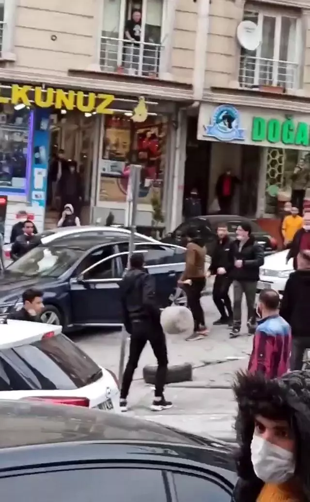 Husumetli gruplar ortalığı savaş alanına çevirdi: Sopalar, parke taşları havada uçuştu Husumetli gruplar ortalığı savaş alanına çevirdi: Sopalar, parke taşları havada uçuştu