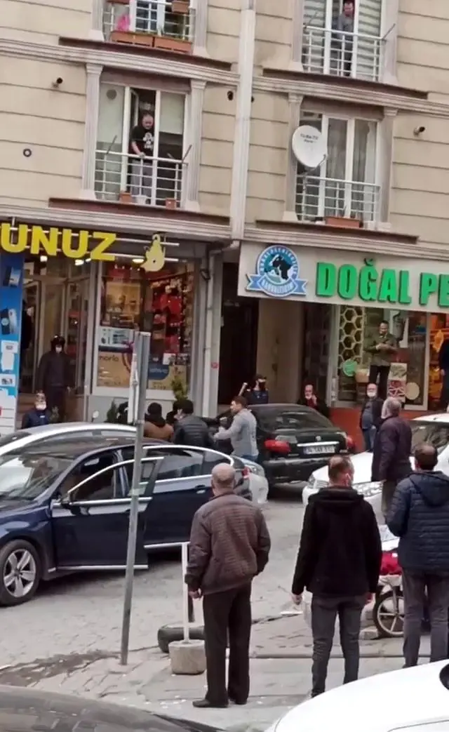 Husumetli gruplar ortalığı savaş alanına çevirdi: Sopalar, parke taşları havada uçuştu Husumetli gruplar ortalığı savaş alanına çevirdi: Sopalar, parke taşları havada uçuştu