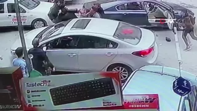 Husumetli gruplar ortalığı savaş alanına çevirdi: Sopalar, parke taşları havada uçuştu Husumetli gruplar ortalığı savaş alanına çevirdi: Sopalar, parke taşları havada uçuştu