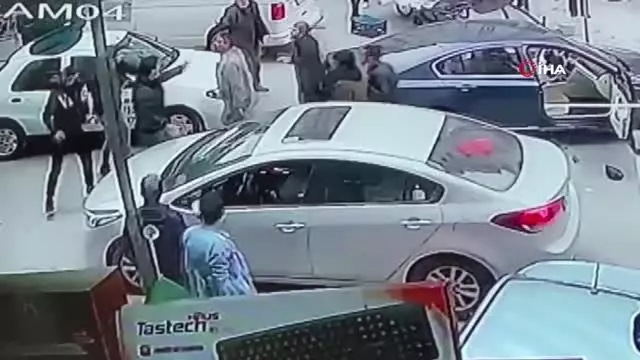 Husumetli gruplar ortalığı savaş alanına çevirdi: Sopalar, parke taşları havada uçuştu Husumetli gruplar ortalığı savaş alanına çevirdi: Sopalar, parke taşları havada uçuştu