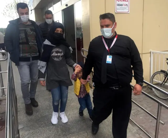 Önce kürtaj yaptırdı, sonra çocuklarını hastaneye bırakıp kaçtı Önce kürtaj yaptırdı, sonra çocuklarını hastaneye bırakıp kaçtı