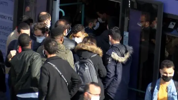 İSTANBUL'DA KISITLAMA ÖNCESİ TOPLU ULAŞIMDA AŞIRI YOĞUNLUK; KAPILAR KAPANMADI İSTANBUL'DA KISITLAMA ÖNCESİ TOPLU ULAŞIMDA AŞIRI YOĞUNLUK; KAPILAR KAPANMADI