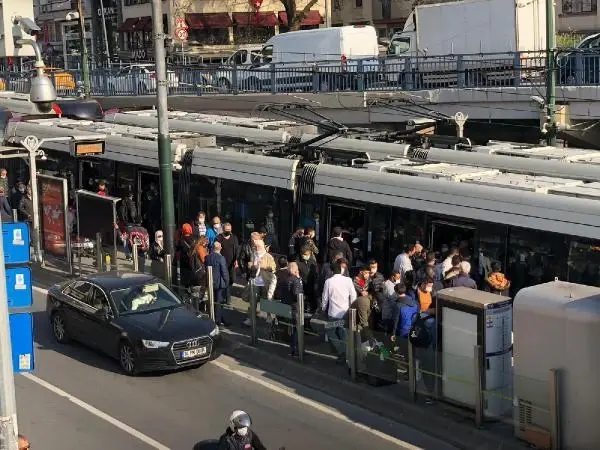 İSTANBUL'DA KISITLAMA ÖNCESİ TOPLU ULAŞIMDA AŞIRI YOĞUNLUK; KAPILAR KAPANMADI İSTANBUL'DA KISITLAMA ÖNCESİ TOPLU ULAŞIMDA AŞIRI YOĞUNLUK; KAPILAR KAPANMADI