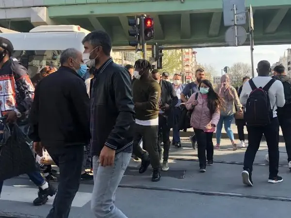 İSTANBUL'DA KISITLAMA ÖNCESİ TOPLU ULAŞIMDA AŞIRI YOĞUNLUK; KAPILAR KAPANMADI İSTANBUL'DA KISITLAMA ÖNCESİ TOPLU ULAŞIMDA AŞIRI YOĞUNLUK; KAPILAR KAPANMADI