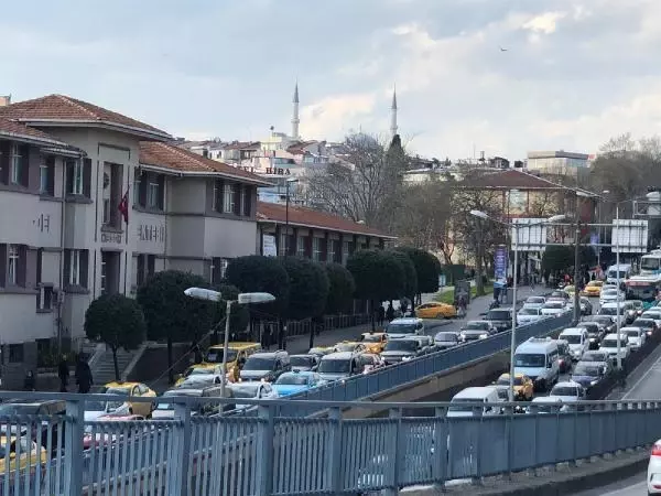 İSTANBUL'DA KISITLAMA ÖNCESİ TOPLU ULAŞIMDA AŞIRI YOĞUNLUK; KAPILAR KAPANMADI İSTANBUL'DA KISITLAMA ÖNCESİ TOPLU ULAŞIMDA AŞIRI YOĞUNLUK; KAPILAR KAPANMADI