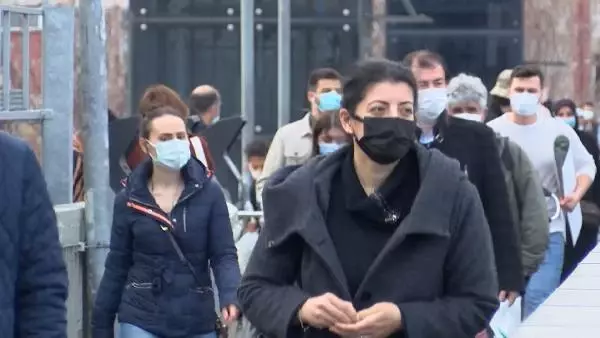 İSTANBUL'DA KISITLAMA ÖNCESİ TOPLU ULAŞIMDA AŞIRI YOĞUNLUK; KAPILAR KAPANMADI İSTANBUL'DA KISITLAMA ÖNCESİ TOPLU ULAŞIMDA AŞIRI YOĞUNLUK; KAPILAR KAPANMADI