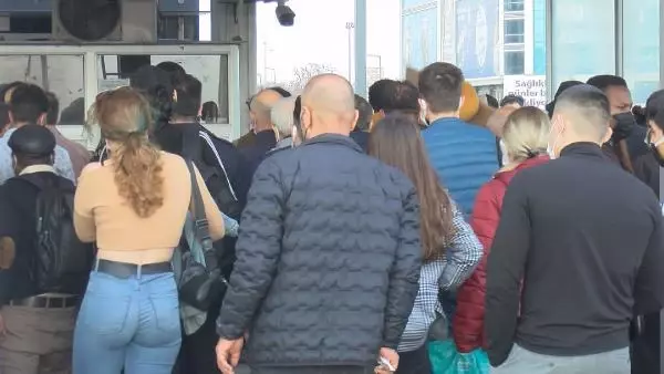 İSTANBUL'DA KISITLAMA ÖNCESİ TOPLU ULAŞIMDA AŞIRI YOĞUNLUK; KAPILAR KAPANMADI İSTANBUL'DA KISITLAMA ÖNCESİ TOPLU ULAŞIMDA AŞIRI YOĞUNLUK; KAPILAR KAPANMADI