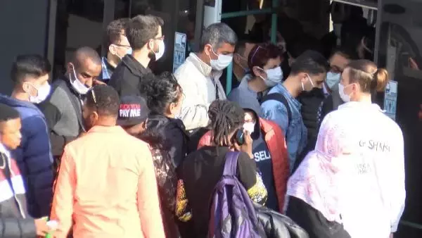 İSTANBUL'DA KISITLAMA ÖNCESİ TOPLU ULAŞIMDA AŞIRI YOĞUNLUK; KAPILAR KAPANMADI İSTANBUL'DA KISITLAMA ÖNCESİ TOPLU ULAŞIMDA AŞIRI YOĞUNLUK; KAPILAR KAPANMADI