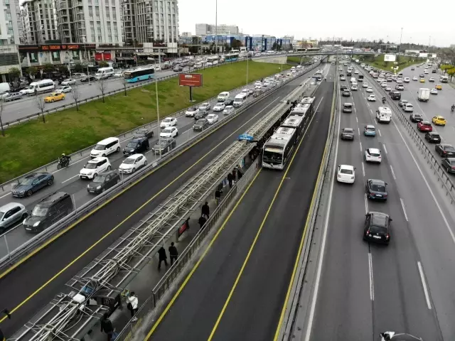 İstanbul'da metrobüs durakları doldu taştı İstanbul'da metrobüs durakları doldu taştı