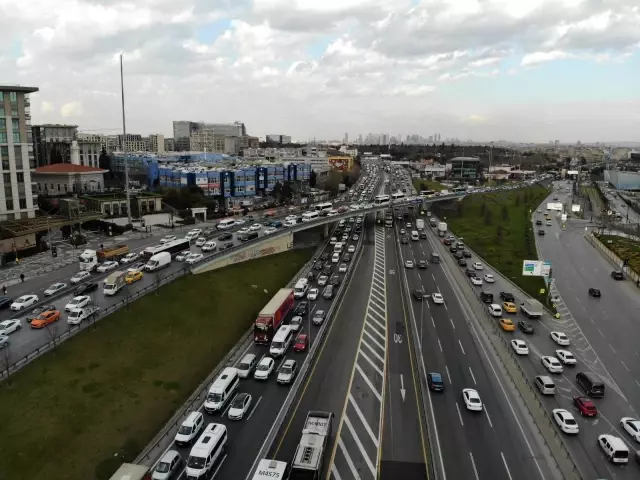İstanbul'da metrobüs durakları doldu taştı İstanbul'da metrobüs durakları doldu taştı
