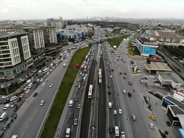 İstanbul'da metrobüs durakları doldu taştı İstanbul'da metrobüs durakları doldu taştı