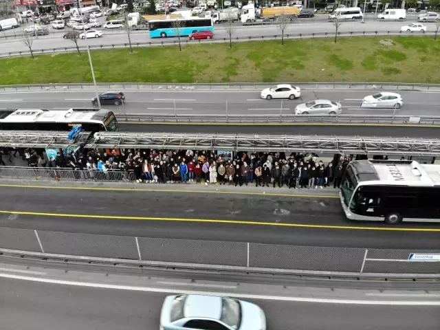 İstanbul'da metrobüs durakları doldu taştı İstanbul'da metrobüs durakları doldu taştı