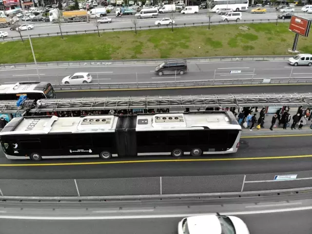 İstanbul'da metrobüs durakları doldu taştı İstanbul'da metrobüs durakları doldu taştı