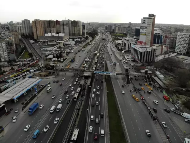 İstanbul'da metrobüs durakları doldu taştı İstanbul'da metrobüs durakları doldu taştı