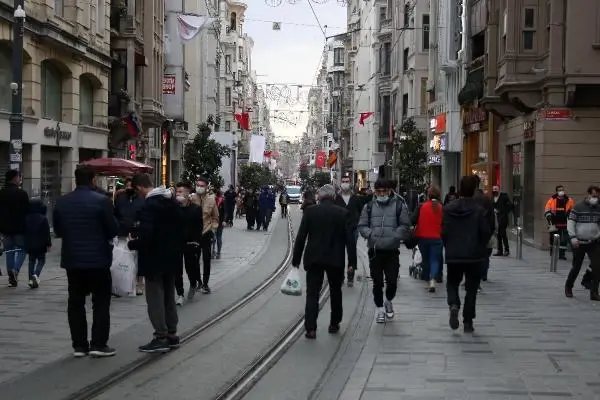 Kısıtlama geldi, İstiklal'de yoğunluk bitmedi! Sokaklar doldu, taştı Kısıtlama geldi, İstiklal'de yoğunluk bitmedi! Sokaklar doldu, taştı