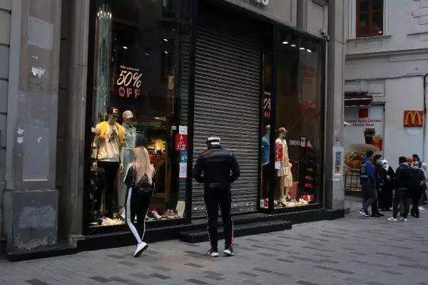 Kısıtlama geldi, İstiklal'de yoğunluk bitmedi! Sokaklar doldu, taştı Kısıtlama geldi, İstiklal'de yoğunluk bitmedi! Sokaklar doldu, taştı
