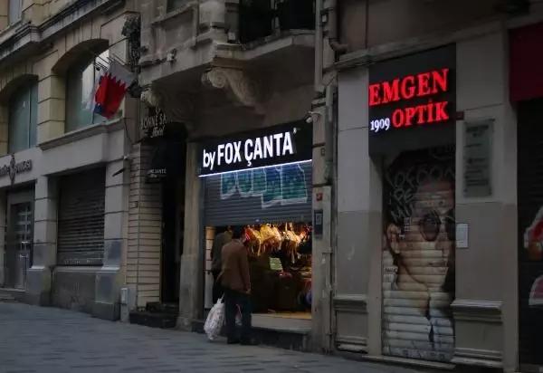 Kısıtlama geldi, İstiklal'de yoğunluk bitmedi! Sokaklar doldu, taştı Kısıtlama geldi, İstiklal'de yoğunluk bitmedi! Sokaklar doldu, taştı