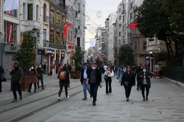 Kısıtlama geldi, İstiklal'de yoğunluk bitmedi! Sokaklar doldu, taştı Kısıtlama geldi, İstiklal'de yoğunluk bitmedi! Sokaklar doldu, taştı