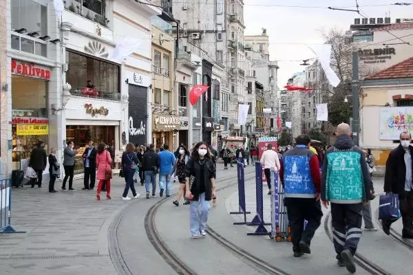 Kısıtlama geldi, İstiklal'de yoğunluk bitmedi! Sokaklar doldu, taştı Kısıtlama geldi, İstiklal'de yoğunluk bitmedi! Sokaklar doldu, taştı