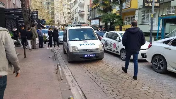 İZMİT'TE İKİ GRUP ARASINDA BIÇAKLI KAVGA 1 YARALI İZMİT'TE İKİ GRUP ARASINDA BIÇAKLI KAVGA 1 YARALI