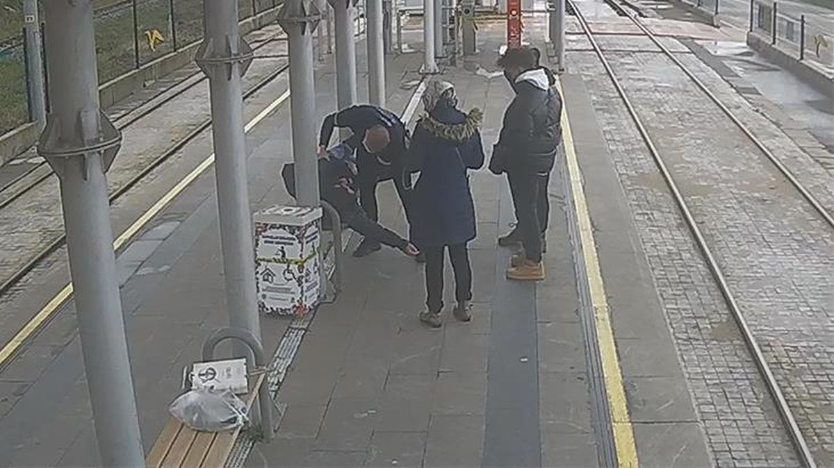 Kalp krizi geçiren genç son nefesini verirken özel güvenliğin müdahalesiyle kurtuldu! O anlar kamerada