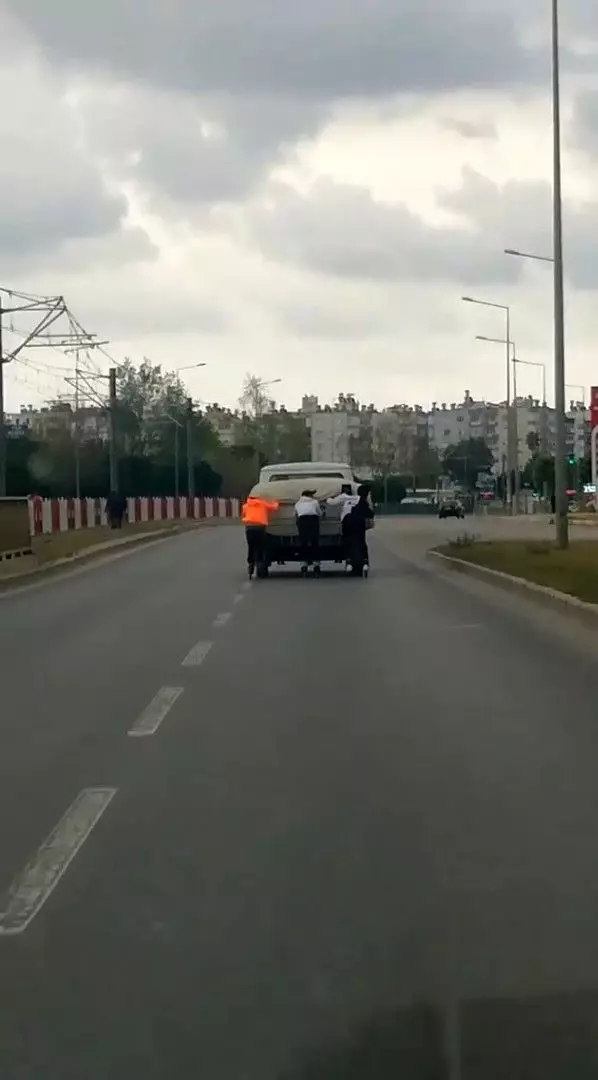 Kamyonetin arkasında tutunan patenli gençler ölüme davetiye çıkardı Kamyonetin arkasında tutunan patenli gençler ölüme davetiye çıkardı