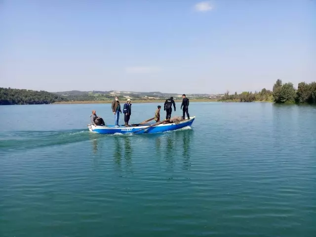 Adana'da balık tutmak için baraj gölüne açıldıkları tekne batan 2 kişiden biri boğuldu Adana'da balık tutmak için baraj gölüne açıldıkları tekne batan 2 kişiden biri boğuldu